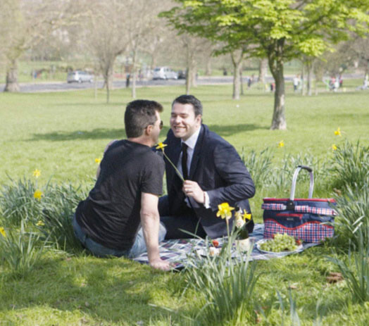 Angļu komiķis Deivids Valjamss (40) velk uz zoba Saimonu Kauelu (52) ar geju jociņiem jau kopš pirmās reizes, kad sāka darboties talantu šova „Britain’s Got Talent” žūrijā.