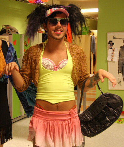 Kašers popielā atveidoja Merilinu Mensonu un Dāmu popu, tāpēc viņš bija sapucējies sieviešu apģērbā…