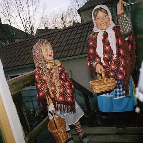 Zviedru bērni Lieldienās pārģērbjas par raganām un iet pie kaimiņiem prasīt saldumus.