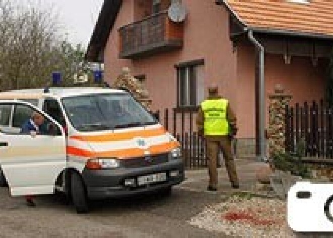 Ungārijas policija aiztur jaunieti, kurš ar zobenu nogalinājis četrus radiniekus. FOTO