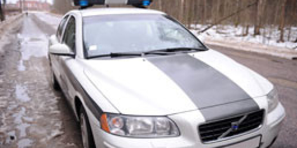 Valsts policija par automobiļiem samaksā dubultā