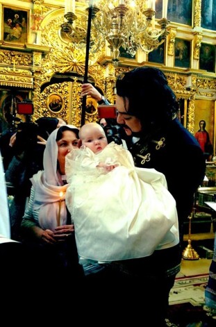 Lūk, Filips Kirkorovs ar meitiņu Allu Viktoriju. Starp citu, šo foto publiskojis modes dizaineris Valentīns Judaškins sociālajā tīklā twitter.