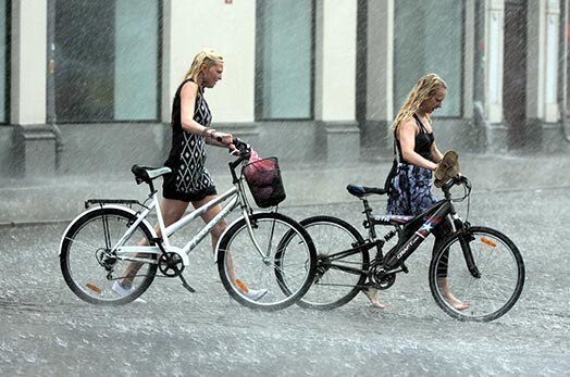 Tagad riteņbraucēji Rīgā varēs droši nepiemērotos laika apstākļos izmantot sabiedrisko transportu, lai mazinātu problēmas ar galamērķa sasniegšanu.