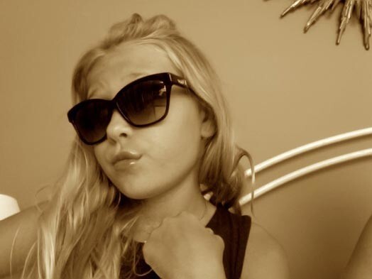 10-летняя Соня Брежнева выкладывает в социальной сети свои личные фотографии