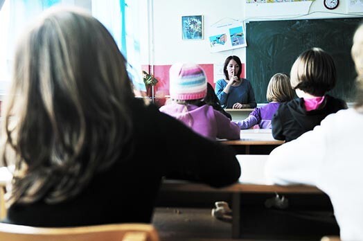 Astoņus gadus vecās Ķekavas meitenītes Alises Esteres dzīve mainījusies par 180 grādiem. Ir beidzies viņas ieslodzījums dzīvoklī un meitenīte apmeklē Ķekavas sākumskolas klasīti.