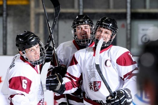 Latvijas U-18 hokeja izlase spērusi pirmo soli pretī savam mērķim 6. vietai pasaules čempionātā.