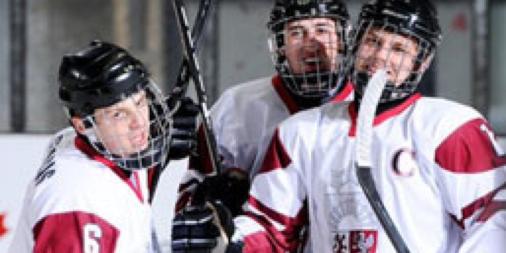 Latvijas U-18 hokeja izlase pasaules čempionātā pieveic Šveici