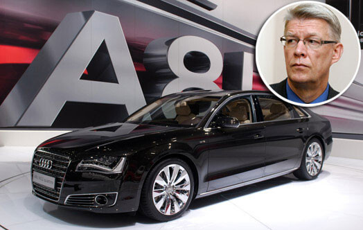 Bijušais Valsts prezidents beidzot ticis pie sava ilgi kārotā „Audi A8” limuzīna.