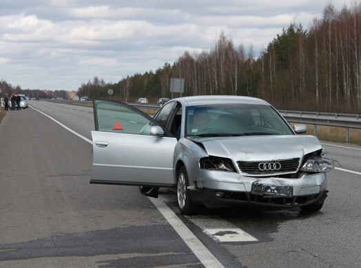 Arī avāriju izraisījušais „Audi” markas spēkrats ir visai pamatīgi saskādēts. Automašīnu sadursmes rezultātā, ir nostrādājusi arī drošības spilvenu sistēma.