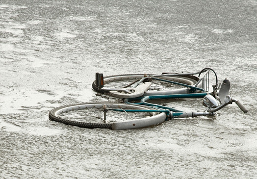 Neskatoties uz braukšanai nepiemēroto laiku, velosipēdistu un mopēdistu negadījumu skaits ir krasi pieaudzis.