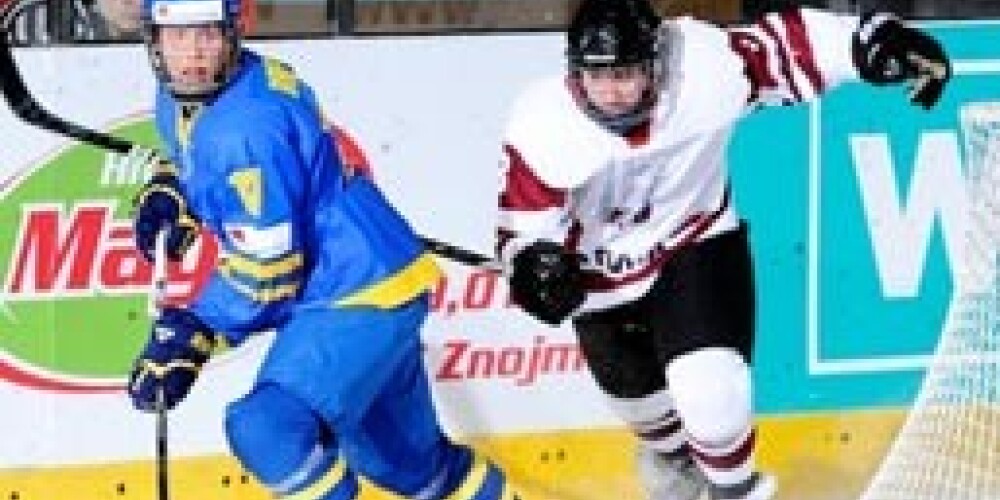 U-18 hokeja izlase pasaules čempionātā sīvā cīņā piekāpjas Zviedrijai
