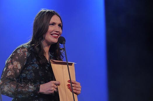 Aktrise Iveta Pole ar saņemto balvu nominācijā "Labākā aktrise" Latvijas Nacionālā kinofestivāla "Lielais Kristaps" noslēguma ceremonijā.