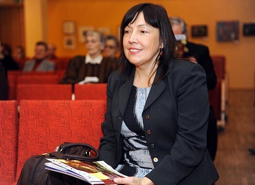 Annas Rancānes jaunākā dzejas grāmata divās daļās: gan latviski, gan ...