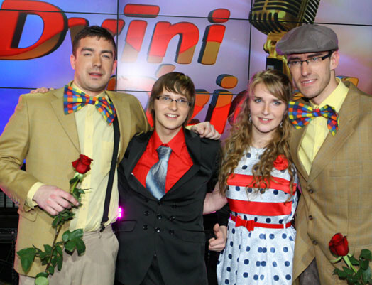 No šova „Dvīņi dzied” pirmā raidījuma finālā iekļuva Raivis un Aivis Beļakovi un Sergejs un Lana Kutiščevi (vidū).