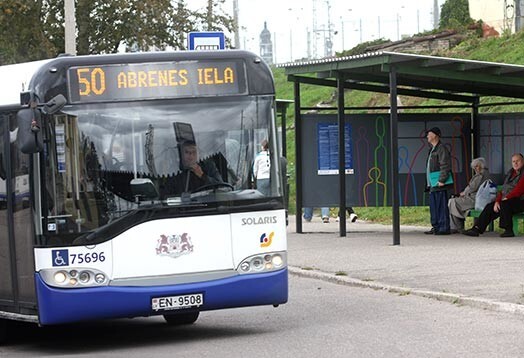 Radio klausīšanās sabiedriskajā transportā, visticamāk, tiks aizliegta, vai arī šoferiem licences būs jāpērk pašiem.