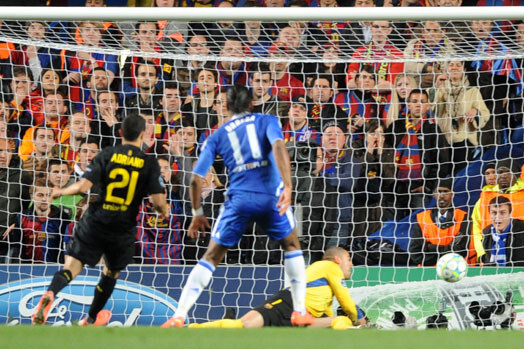 Didjē Drogbā pārspēj „Barcelona” vārtsargu Viktoru Valdesu.