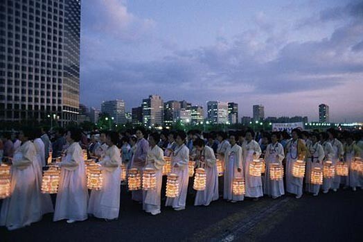 Dienvidkorejas galvaspilsētā 25. aprīlī visi svin Budas dzimšanas dienu.