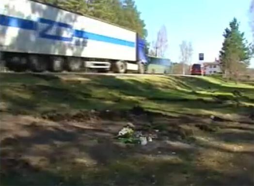 Šajā vietā pirms diviem gadiem notika autobusa avārija, kurā bojā gāja arī vadītājs. Oficiālā versija ziņoja, ka vadītājs bija dzēris. Viņa atraitne nu teic, ka lietas apstākļi esot bijuši pavisam savādāki.