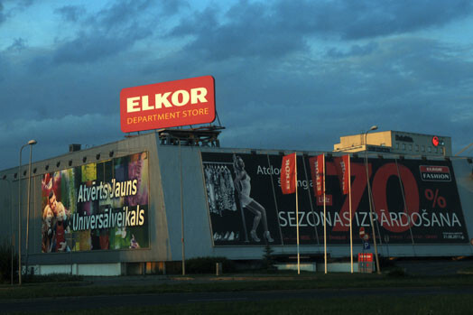 Veikalu tīkls „Elkor” pagājušajā mēnesī diskriminējis Latvijas pilsoņus, viņiem preces pārdodot dārgāk nekā citu valstu pilsoņiem un nepilsoņiem.