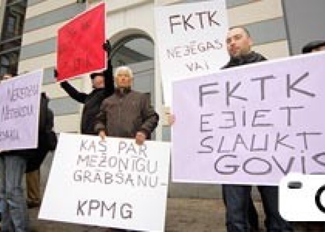 У суда вкладчики Krājbanka отстаивают свои права на пикете