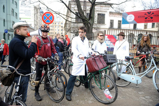 Viens no akcijas rīkotājiem Toms Ērenpreiss (no kreisās) piedalās velo braucienā, ar kuru atklāj Rīgas velo nedēļu.