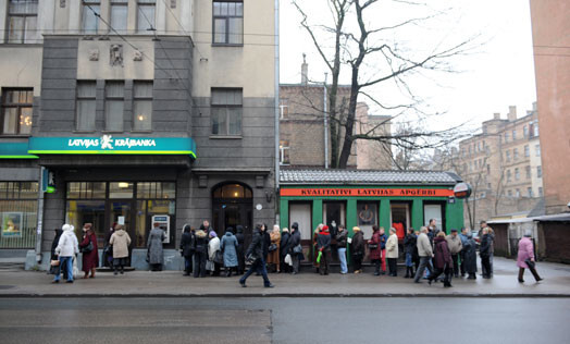 Cilvēki stāv rindā pie AS "Latvijas Krājbanka" bankomāta A.Čaka ielā, lai izņemtu atļauto limitu - 50 latus.