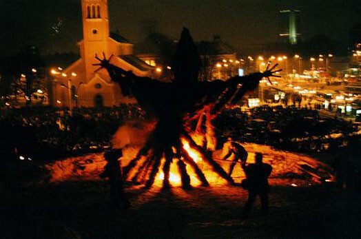 Naktī uz 1. maiju jāsvin savā ziņā unikāli svētki, kuri sevī apvieno pagānisma, kristietības, sātanisma, hedonisma un citas iezīmes. Modernie svētki: „Viss vienā!”