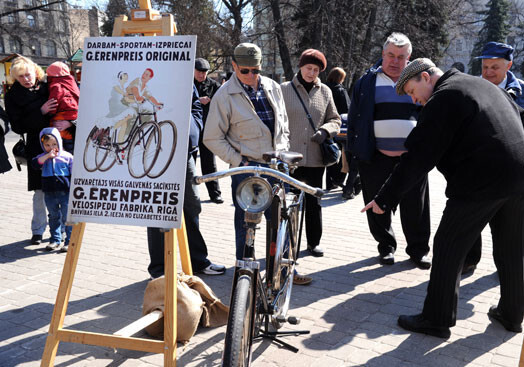 Šogad latviešiem ir īpašs iemesls sevišķi cītīgi atzīmēt Velosipēdu svētīšanas dienu, jo pirms pāris nedēļām taču atdzima slavenais „Ērenpreiss”. Vajag taču viņam novēlēt labu ripošanu!