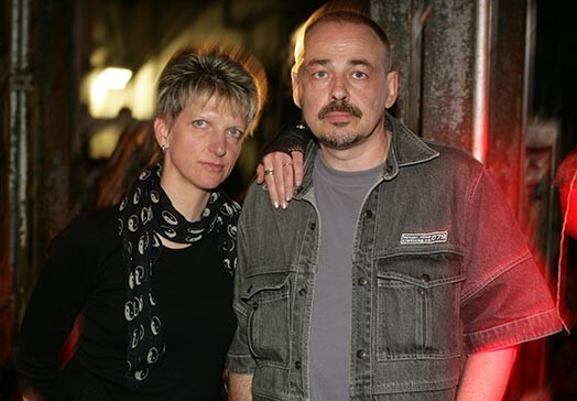 Kopā ar vīru, filmas scenārija autoru Arvi Kolmani vienā no „Monas” filmēšanas laukumiem – kautuves cehā.