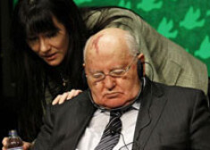 Gorbačovs aizmieg Nobela prēmijas laurētu sanāksmē