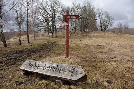 Viens no ievērojamākiem objektiem Embūtē – Joda dambis, kur senatnē Pērkons kāvās ar Jodu, bet latvieši ar leišiem. Padomju laika zaļumballēs te embūtnieki sitās ar vaiņodniekiem. Tagad šeit nenotiek nekas.