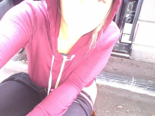 Скандальный снимок — Кеша облегчается на улице