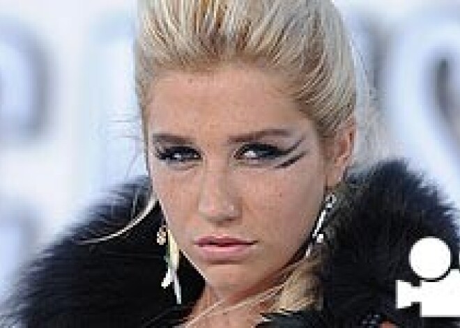 Шок! Поп-звезда справила нужду на улице