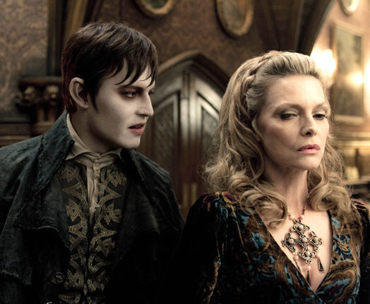 Džonijs Deps un Mišela Feifere filmā "Dark Shadows".