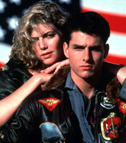 Aktrise Kellija Makgilisa un Toms Krūzs filmā „Top Gun”.