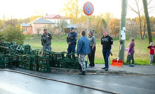 Dažs "palīgs" uz ielas atklāti iedzēra pa aliņam, dažs meta tukšās pudeles pret zemi, pat nekautrējoties no netālu esošajiem mazajiem bērniem, portālam Kasjauns.lv ziņo aculiecinieki.