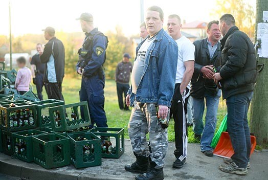 Arī policijas darbinieki tepat līdzās...