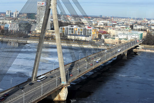 Sēžot sastrēgumā un vērojot, kā līdzās uz tablo pieaug garām pabraukušo velosipēdistu skaits, šoferiem tā būtu papildu motivācija automašīnas vietā biežāk izvēlēties velosipēdu, uzskata Rīgas mērs