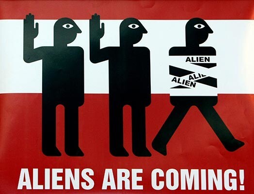 Latvijas nepilsoņu protesta kampaņas "Aliens are coming!" plakāti.