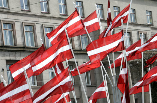 Latvijas Republikas Neatkarības deklarācijas pieņemšanas 22. gadadienu visā Latvijā svinēs gan ar oficiālām parādēm un svinīgām ceremonijām, gan arī ar multfilmu rādīšanu bērniem, virves vilkšanu un rokkoncertiem vēlā vakarstundā.