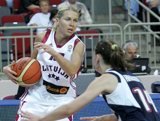 Viena no labākajām latviešu basketbolistēm Anete Jēkabsone-Žogota arī nākamajā sezonā paliks Jekaterinburgā.