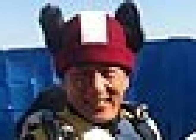 Dombrovskis satiek Džekiju Čanu un uzdāvina Lāčplēša cepuri. FOTO