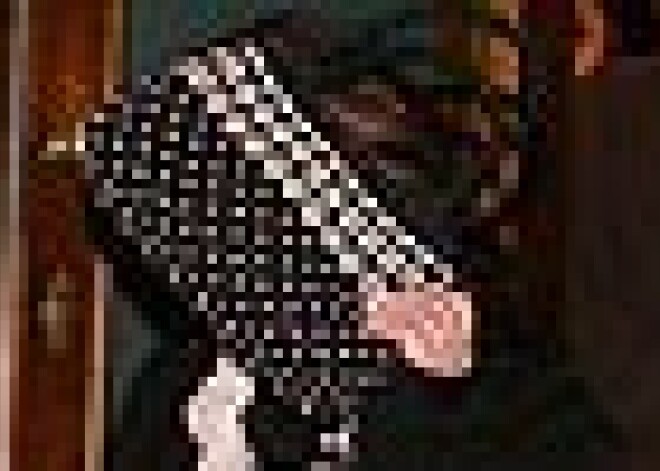 Sipeniece operā slēpjas no fotogrāfiem