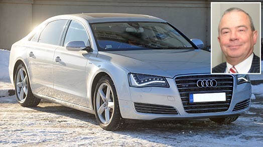 2011.gada izlaiduma luksusa klases limuzīns "Audi A8L", ar kuru Ventspils mērs Aivars Lembergs tiek vests uz tiesas sēdēm Rīgas apgabaltiesā.