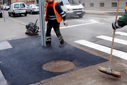 Tuvākajā laikā plānots uzsākt ielu seguma atjaunošanu četrpadsmit Rīgas ielās.