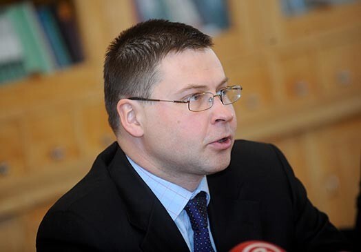 Premjers Valdis Dombrovskis neizslēdza iespēju, ka likumprojektus par nodokļu likmju izmaiņām Finanšu ministrija varētu iesniegt jau nākamās otrdienas valdības sēdē.