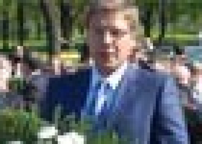 Uzvaras parkā svin 9.maiju; Ušakovs noliek ziedus. FOTO