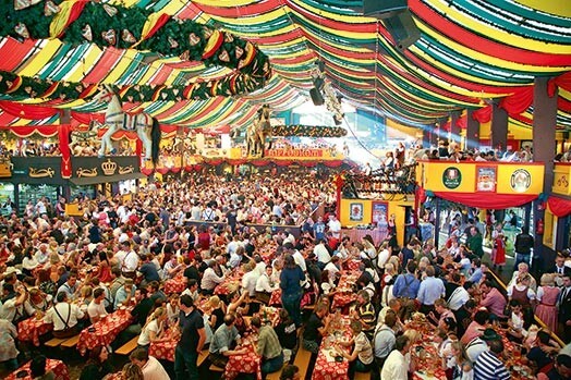 200 gadu senais alus festivāls „Oktoberfest” Minhenē ir pasaulē lielākais gadatirgus, kurā ik gadu piedalās pieci līdz seši miljoni apmeklētāju. Alus pludo 16 dienas no vietas.