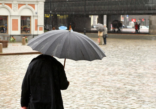 Laikapstākļus Latvijā nosaka liela ciklona dienvidaustrumu mala.