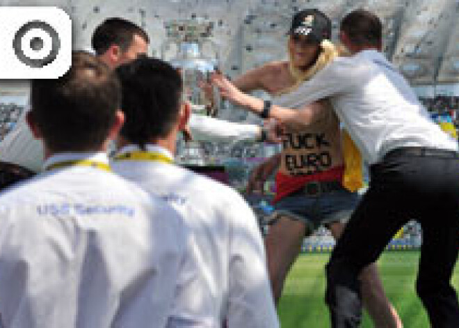 Kaila aktīviste sagrābj Eiropas futbola čempionāta trofeju. FOTO